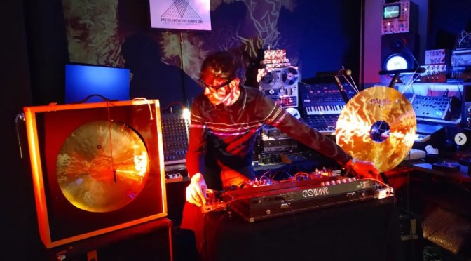 ZÓNULA ens presentarà el seu LIVE i ens farà un taller / jam amb samplers. BRUTAL!